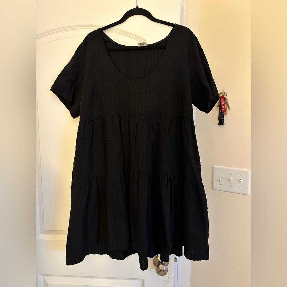 Cute black dress with pockets.